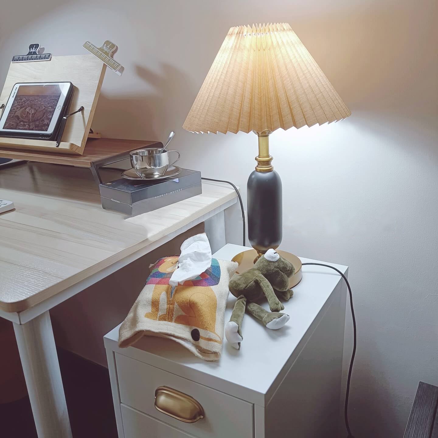 Elegant Traditional French-Style Round Table Table Lamp