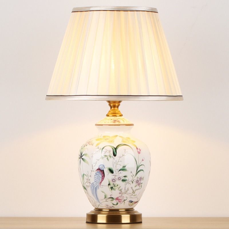 Traditional Chinese Patterned Bird Scalloped Table Lamp