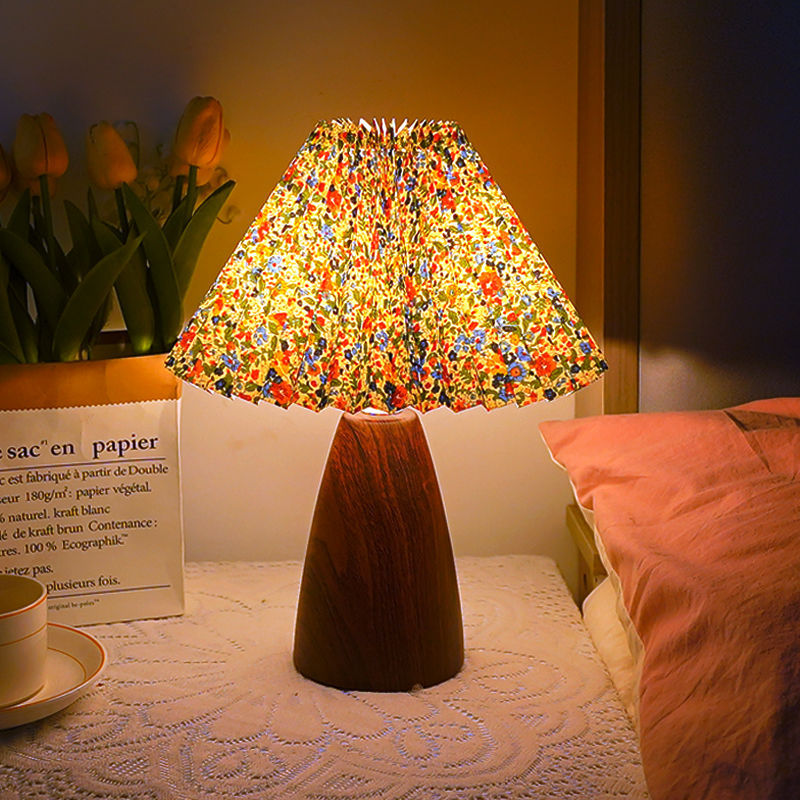 Traditional Vintage Scalloped Pleated Cone Fabric Table Lamp
