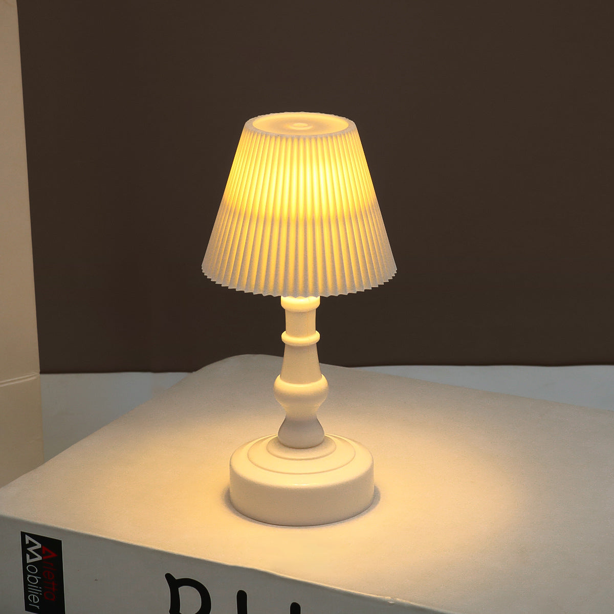 Nordic Battery ABS Flower Pleated LED Table Lamp Table Lamp