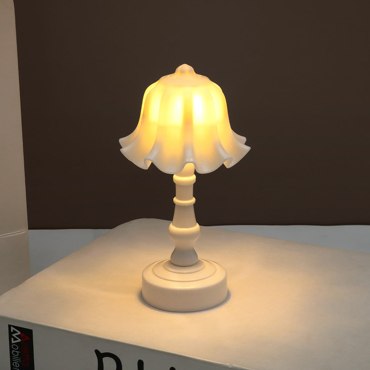 Nordic Battery ABS Flower Pleated LED Table Lamp Table Lamp